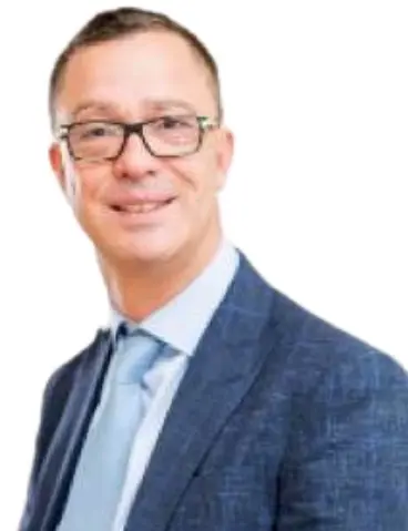 Ein freundlicher Steuerberater mit Brille und blauem Anzug